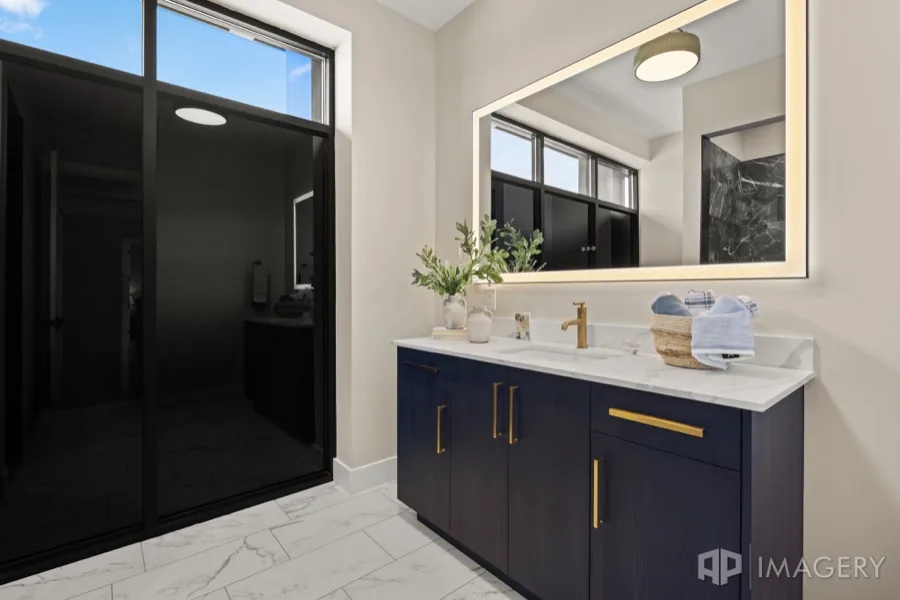 Navy and marble in the bath
